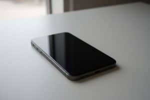 Iphone reconditionné sur la table