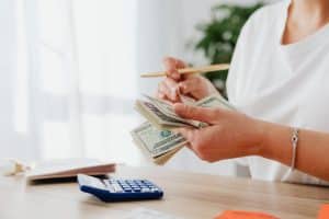 Femme comptant des billets de banque