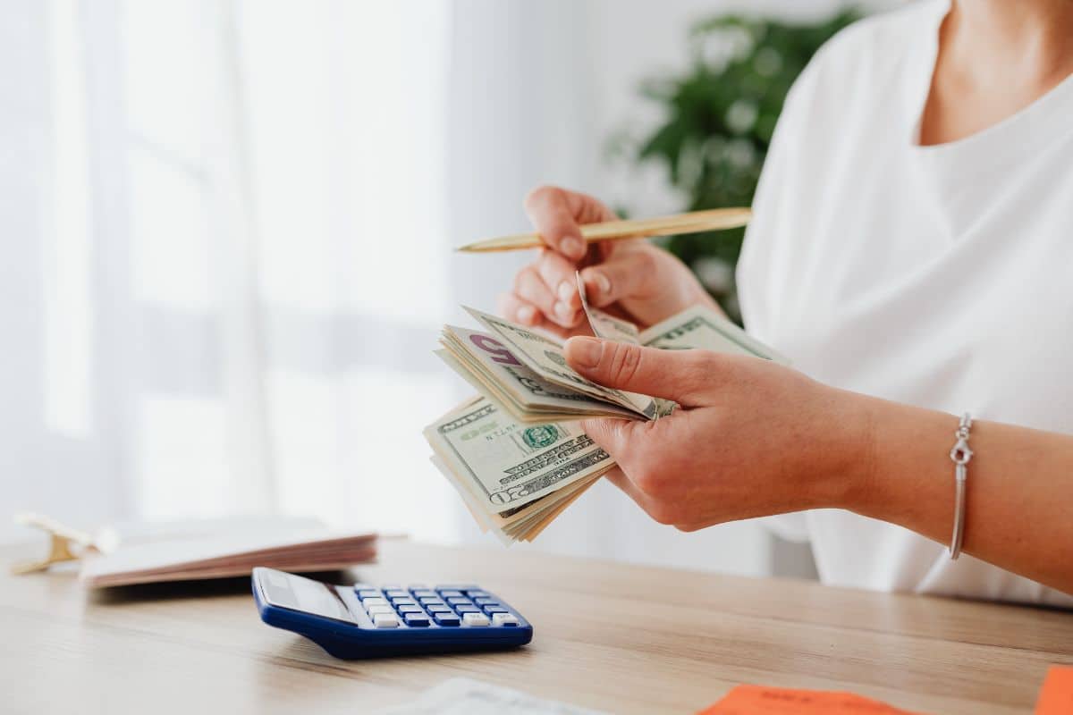 Femme comptant des billets de banque