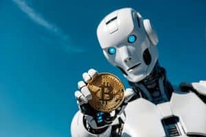 Robot humanoïde tenant une pièce de Bitcoin dorée.