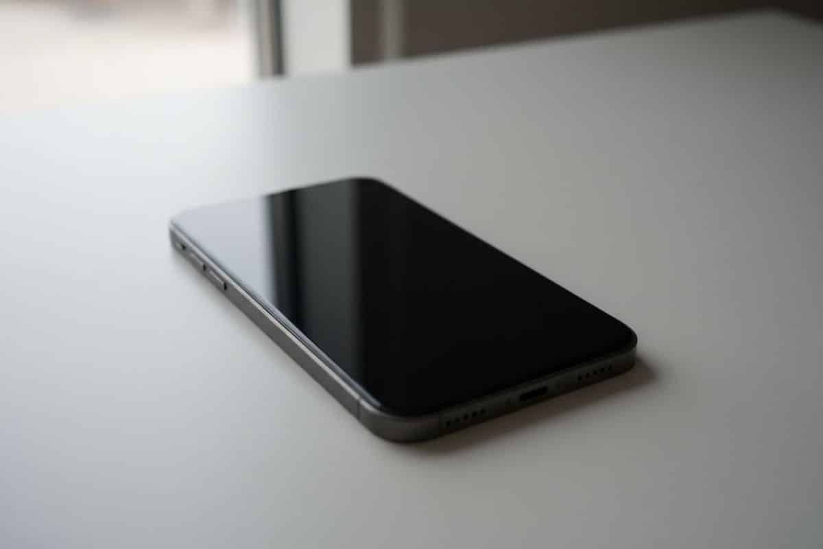 Iphone reconditionné sur la table