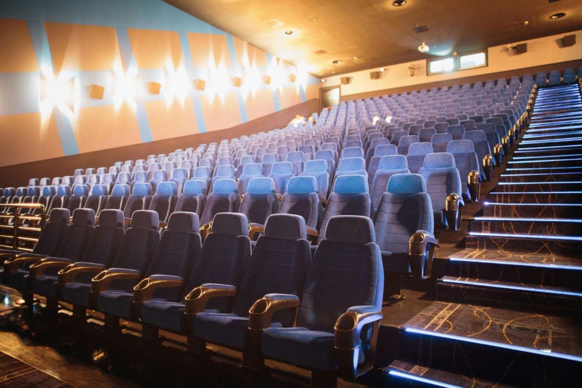 Salle de cinéma fauteuils bleus vide